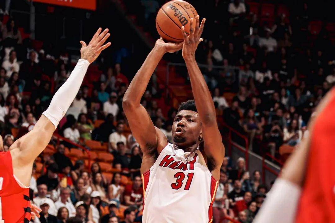 正式签约！27岁离开NBA！他真不该向湖人申请交易