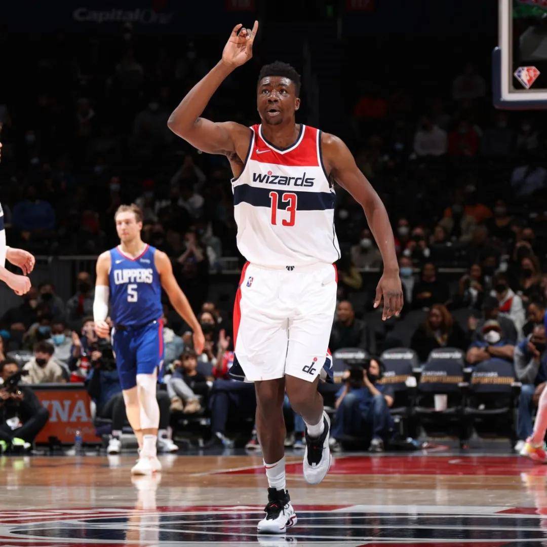 正式签约！27岁离开NBA！他真不该向湖人申请交易