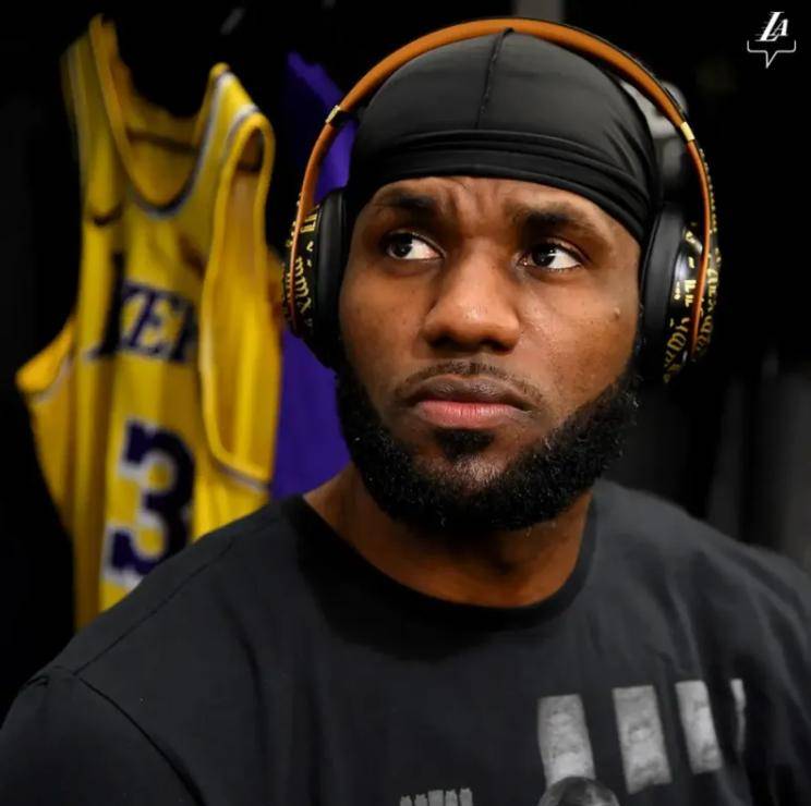 队记预测湖人众将出场时间:詹姆斯仍打33分钟,三新援或被重用