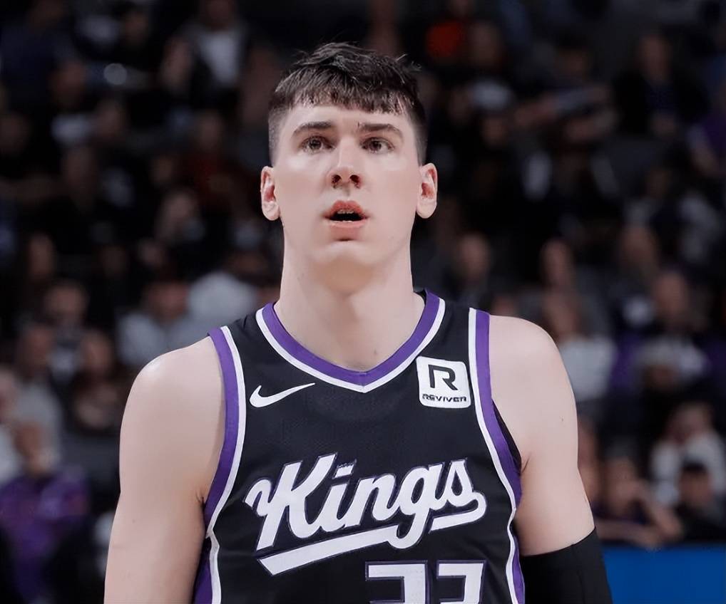 队记预测湖人众将出场时间:詹姆斯仍打33分钟,三新援或被重用