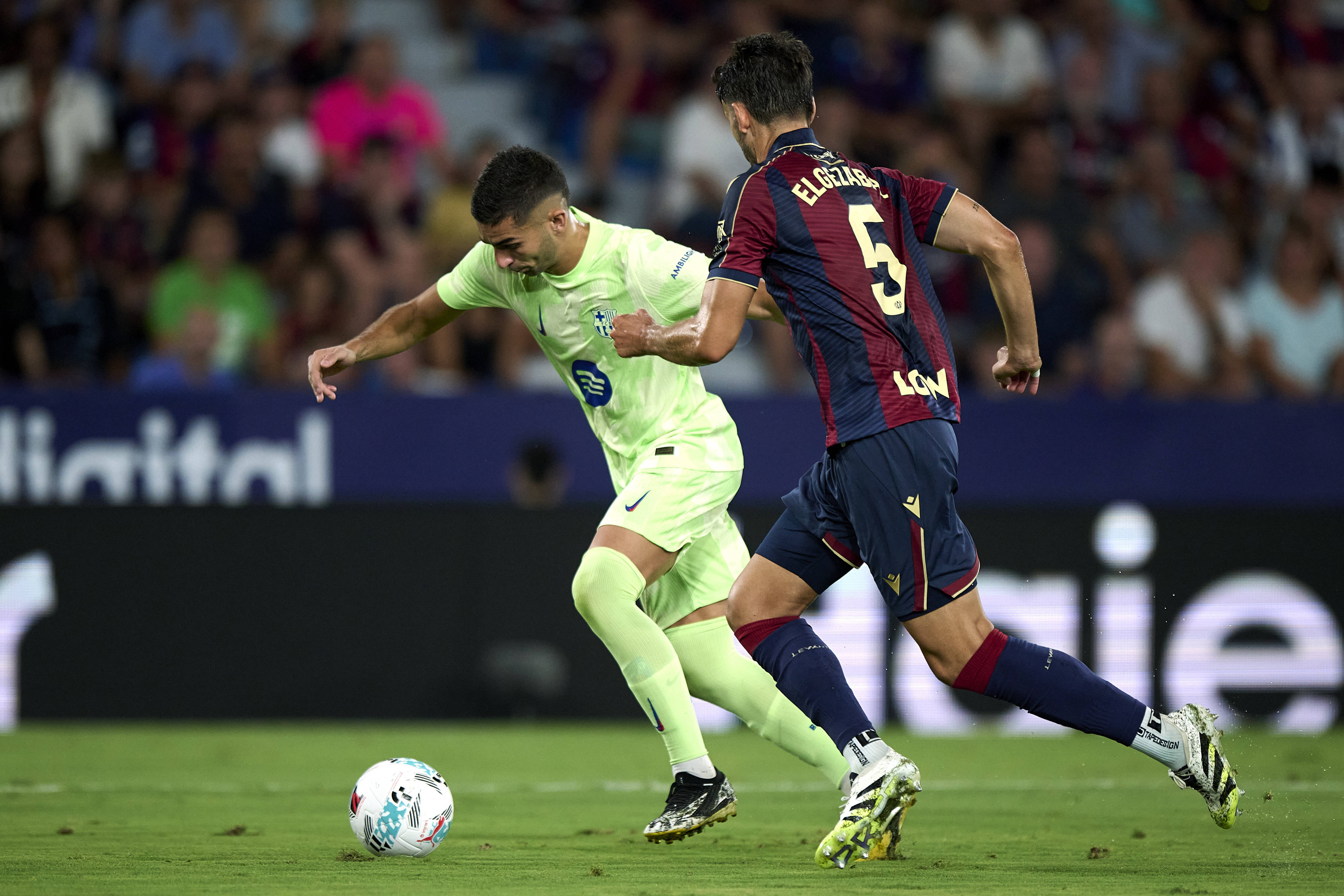 (体育)足球——西甲:巴塞罗那胜莱万特