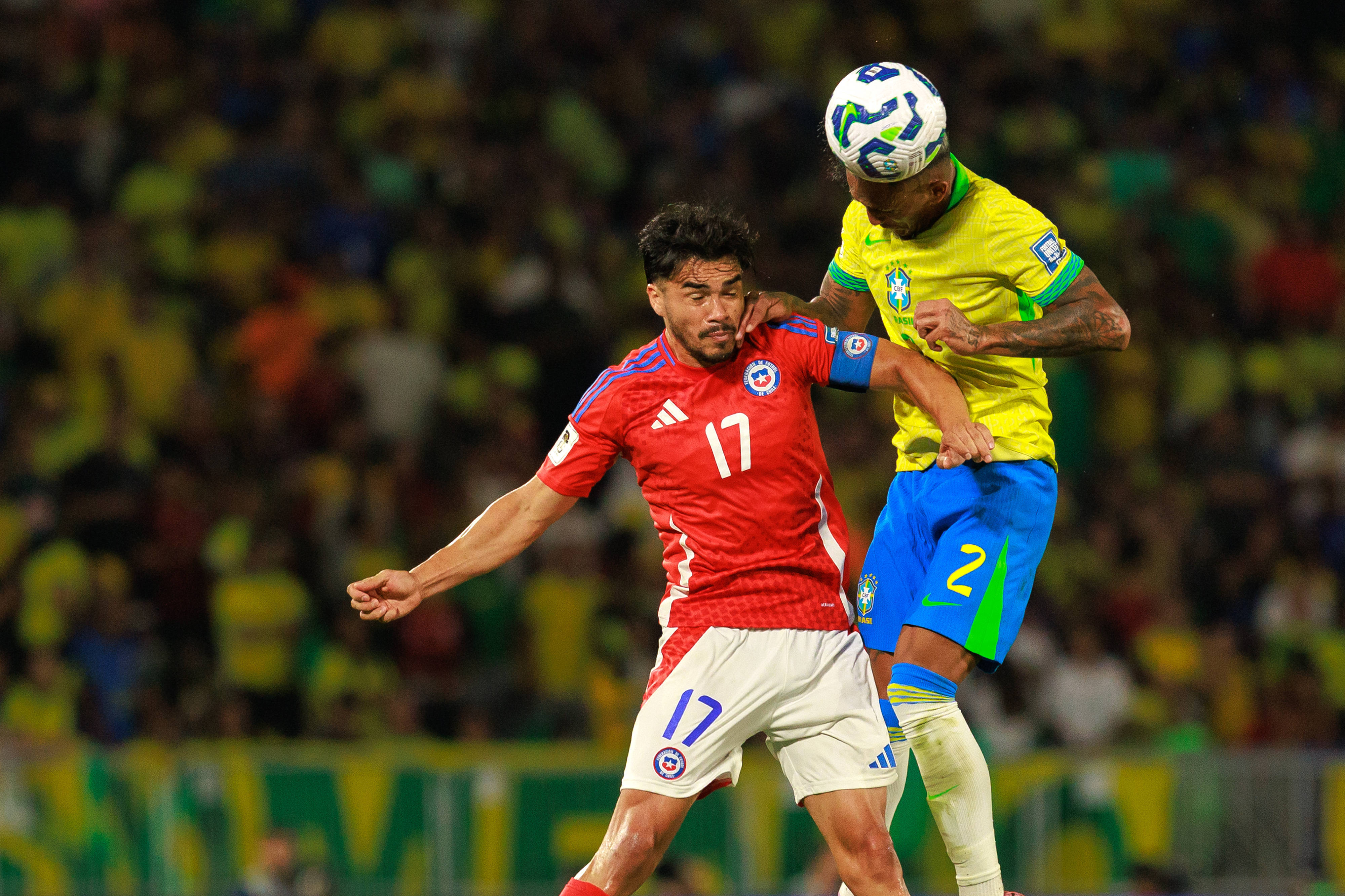 （体育）足球——世预赛：巴西队胜智利队