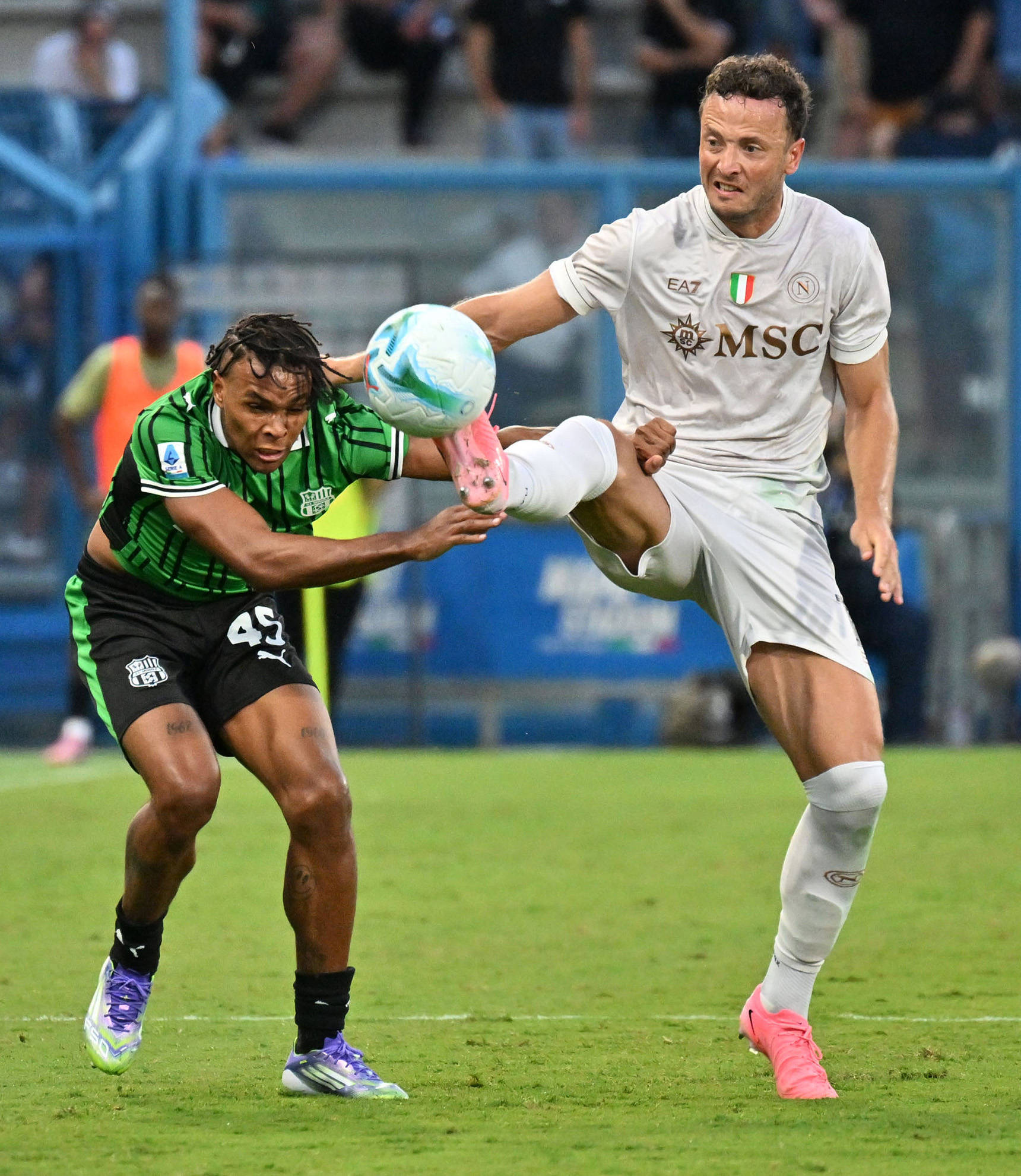 (体育)足球——意甲:那不勒斯胜萨索洛