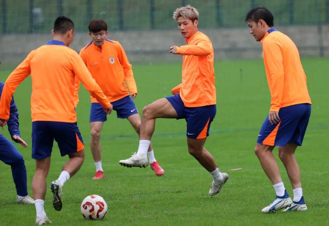 中超|阴雨挡不住训练热情，泰山重新集中，备战鲁浙对决