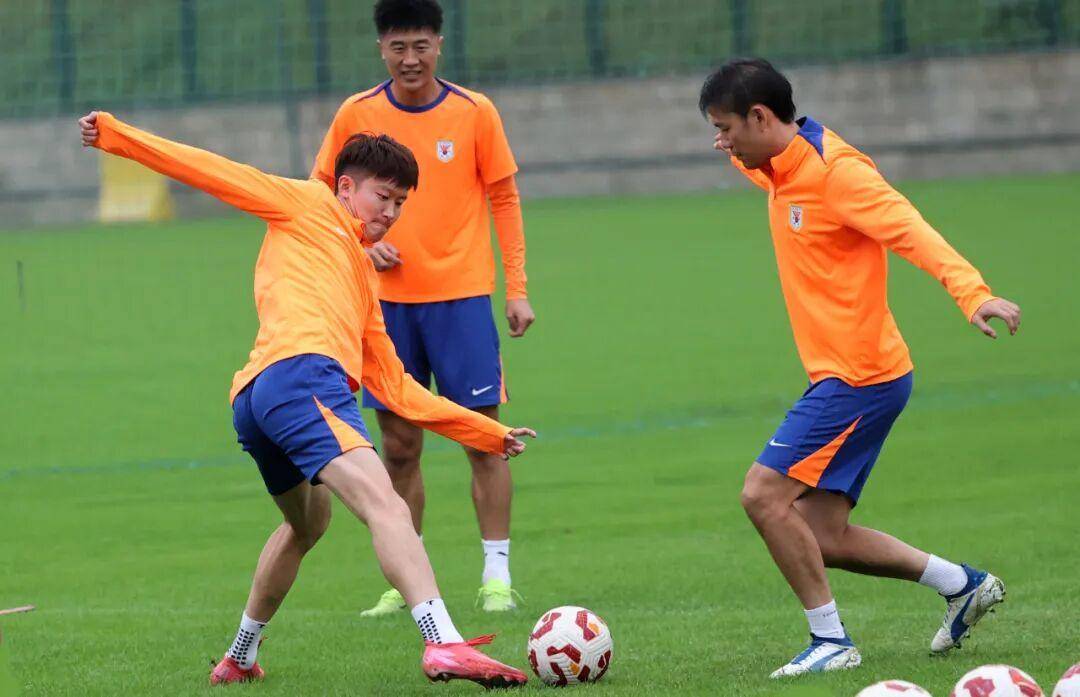 中超|阴雨挡不住训练热情，泰山重新集中，备战鲁浙对决