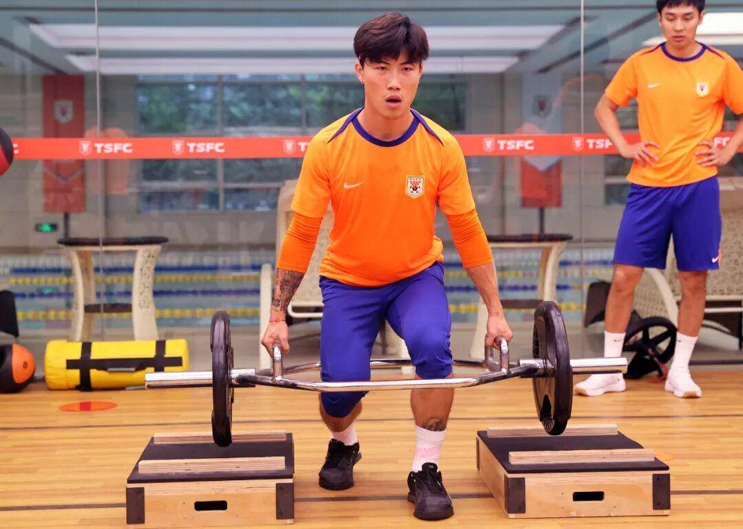 中超|阴雨挡不住训练热情，泰山重新集中，备战鲁浙对决