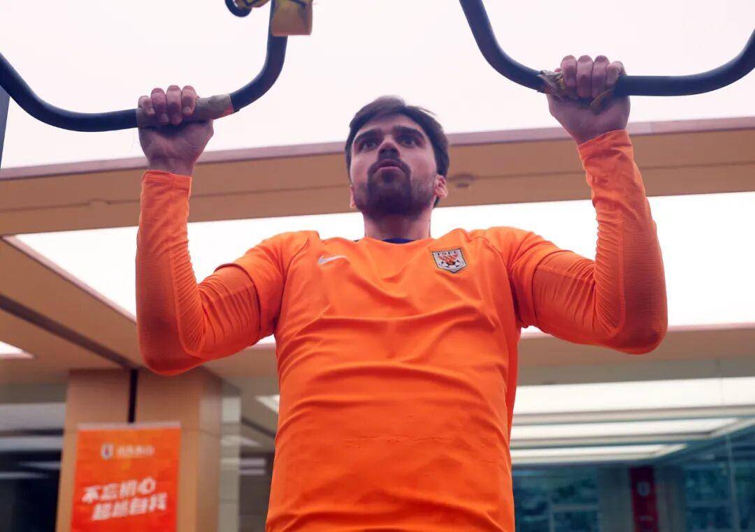 中超|阴雨挡不住训练热情，泰山重新集中，备战鲁浙对决