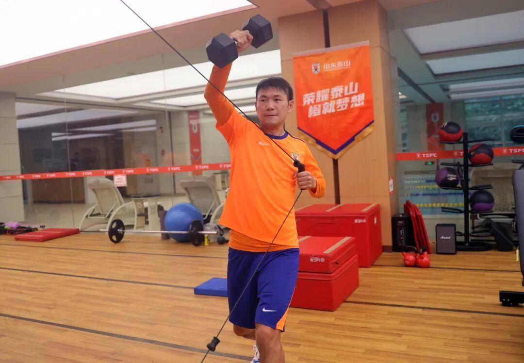 中超|阴雨挡不住训练热情，泰山重新集中，备战鲁浙对决