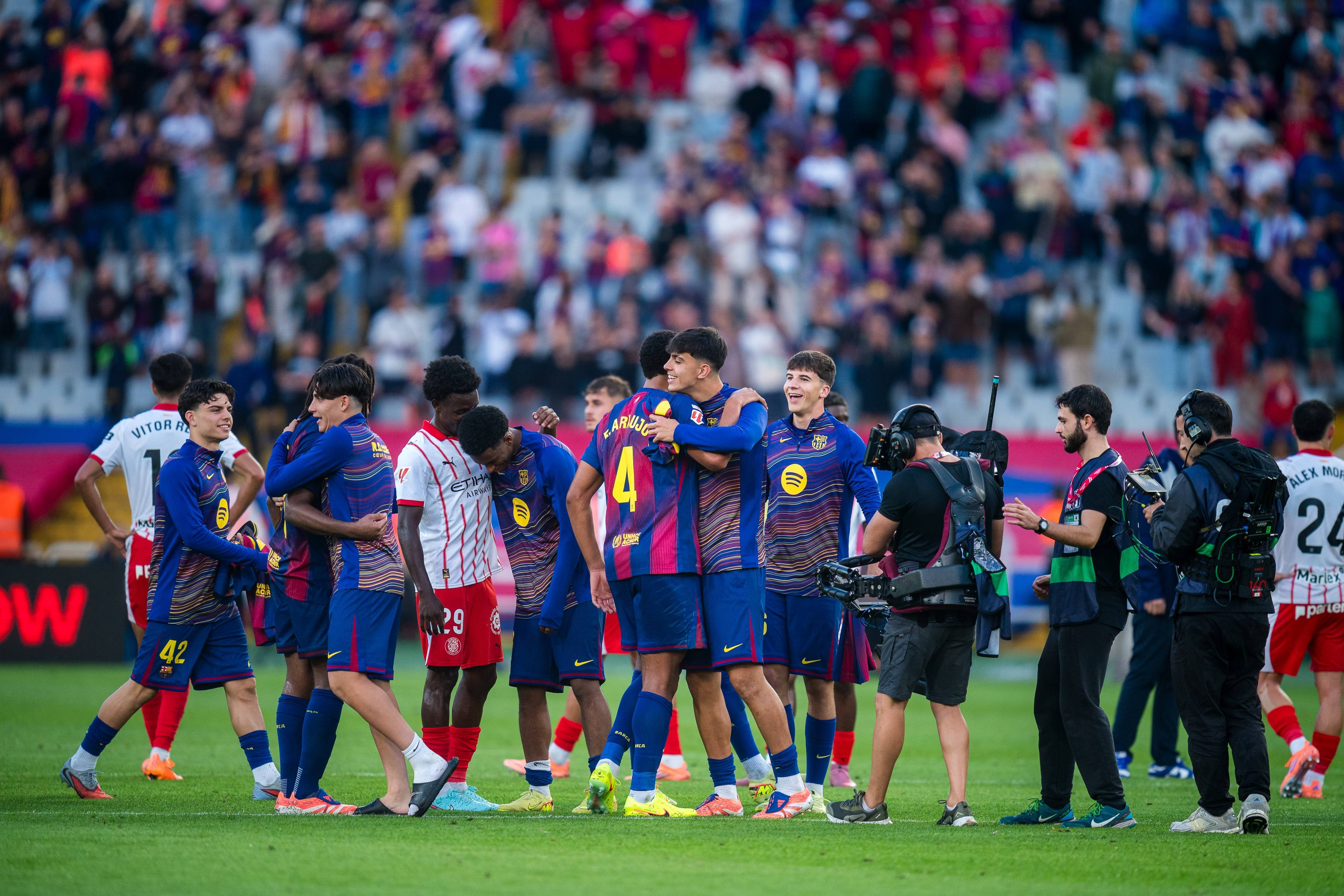 (体育)足球——西甲:巴塞罗那胜赫罗纳