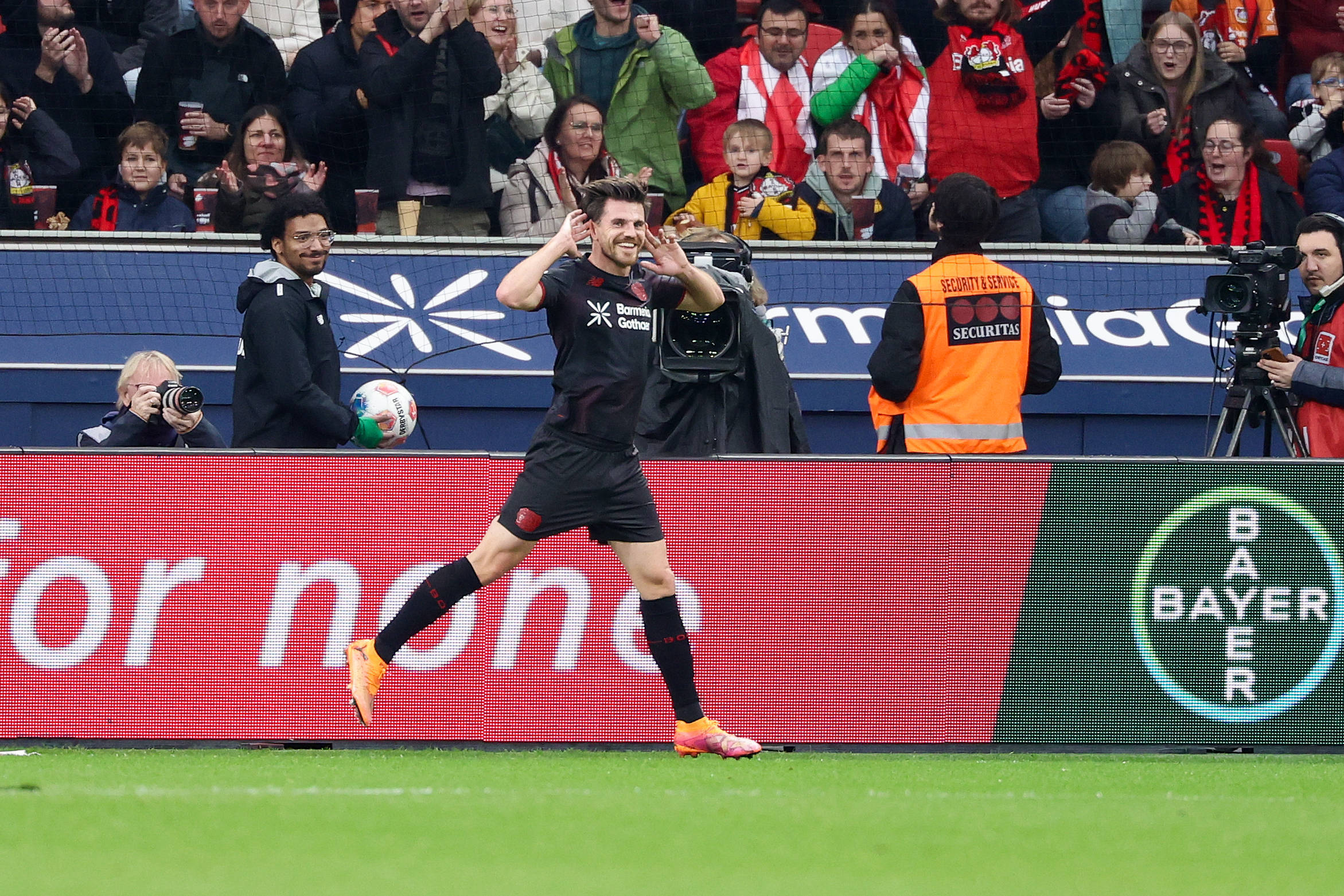 (体育)足球——德甲:勒沃库森胜海登海姆