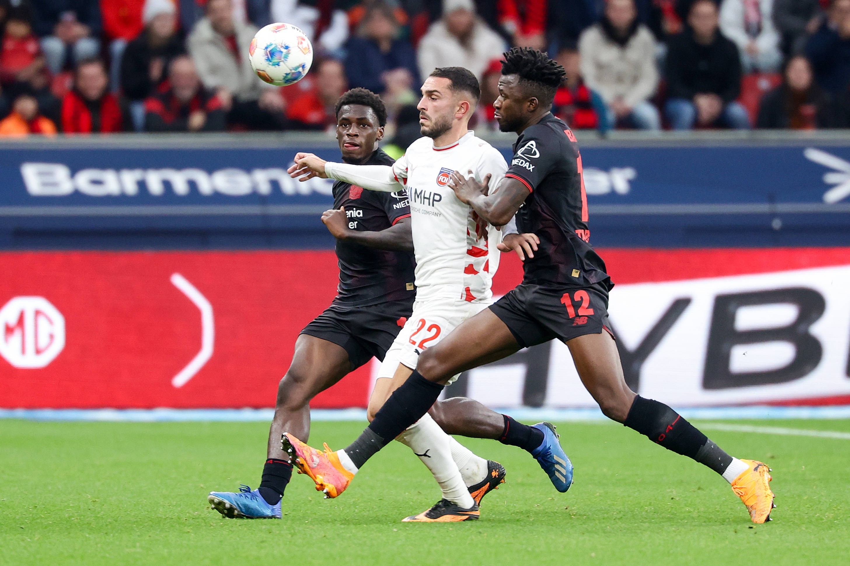 (体育)足球——德甲:勒沃库森胜海登海姆