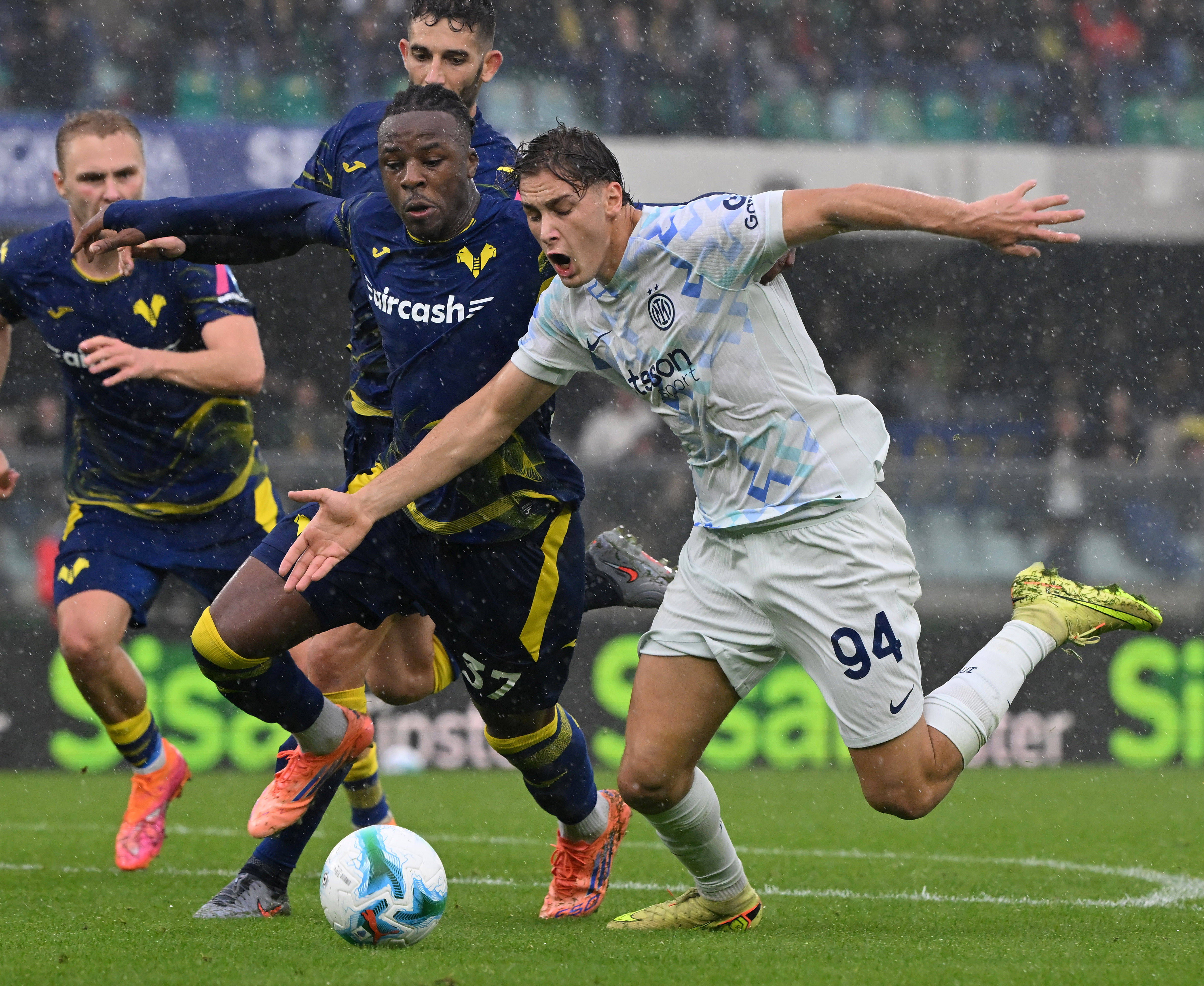 （体育）足球——意甲：国际米兰胜维罗纳